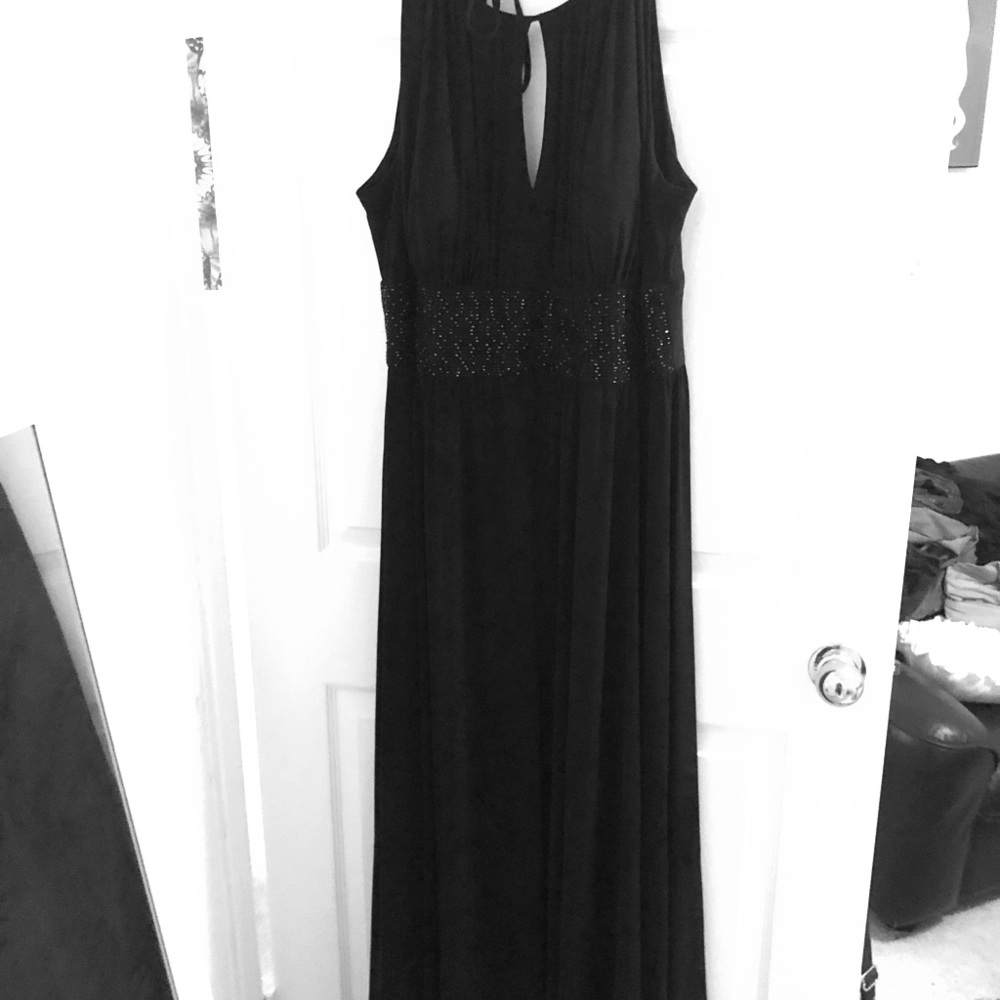 Formal long black sleeveless dress with sequin